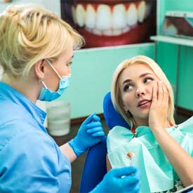 woman visiting dentist for dental emergency in Arnold